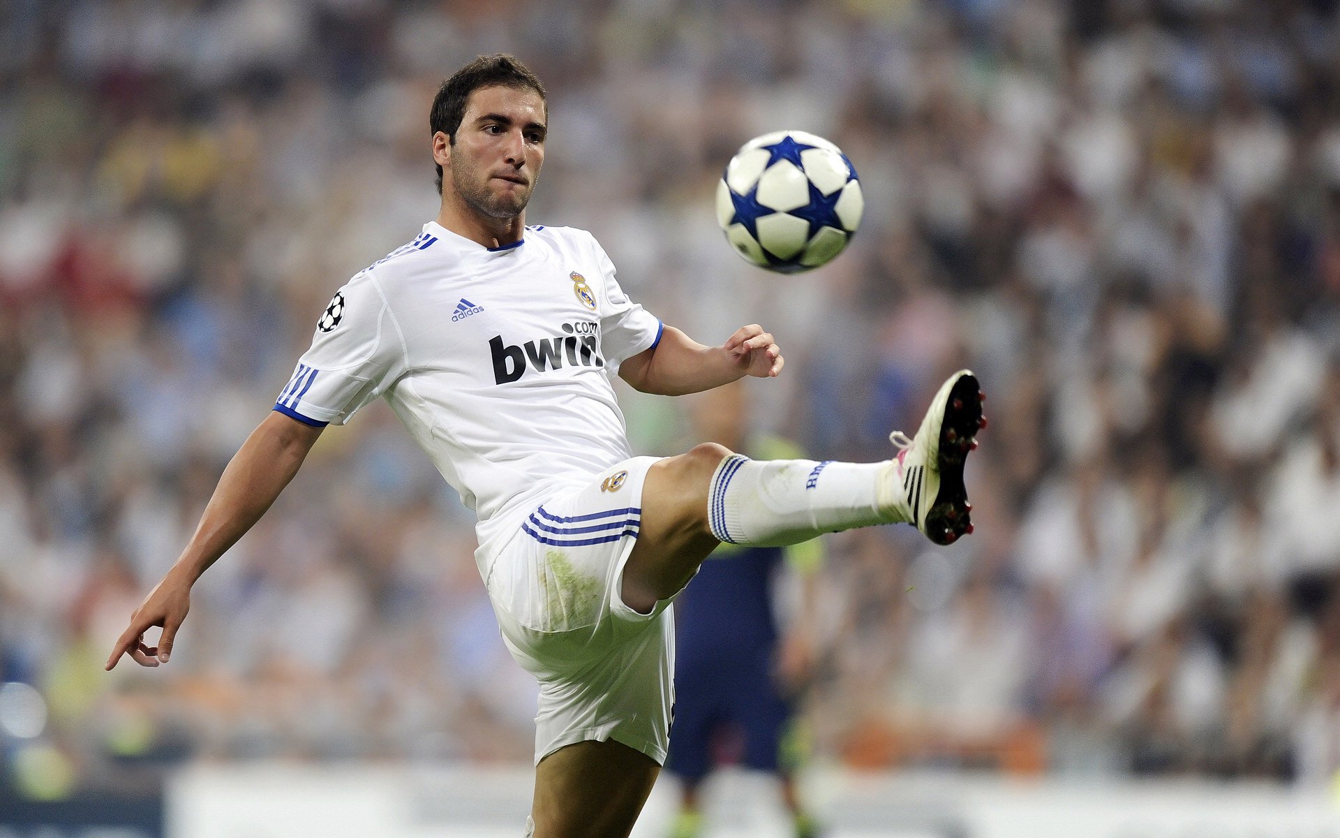 毕尔巴鄂强压尤文，梅西在西甲国家德比接管比赛，足球世界的权力更迭与永恒魔法