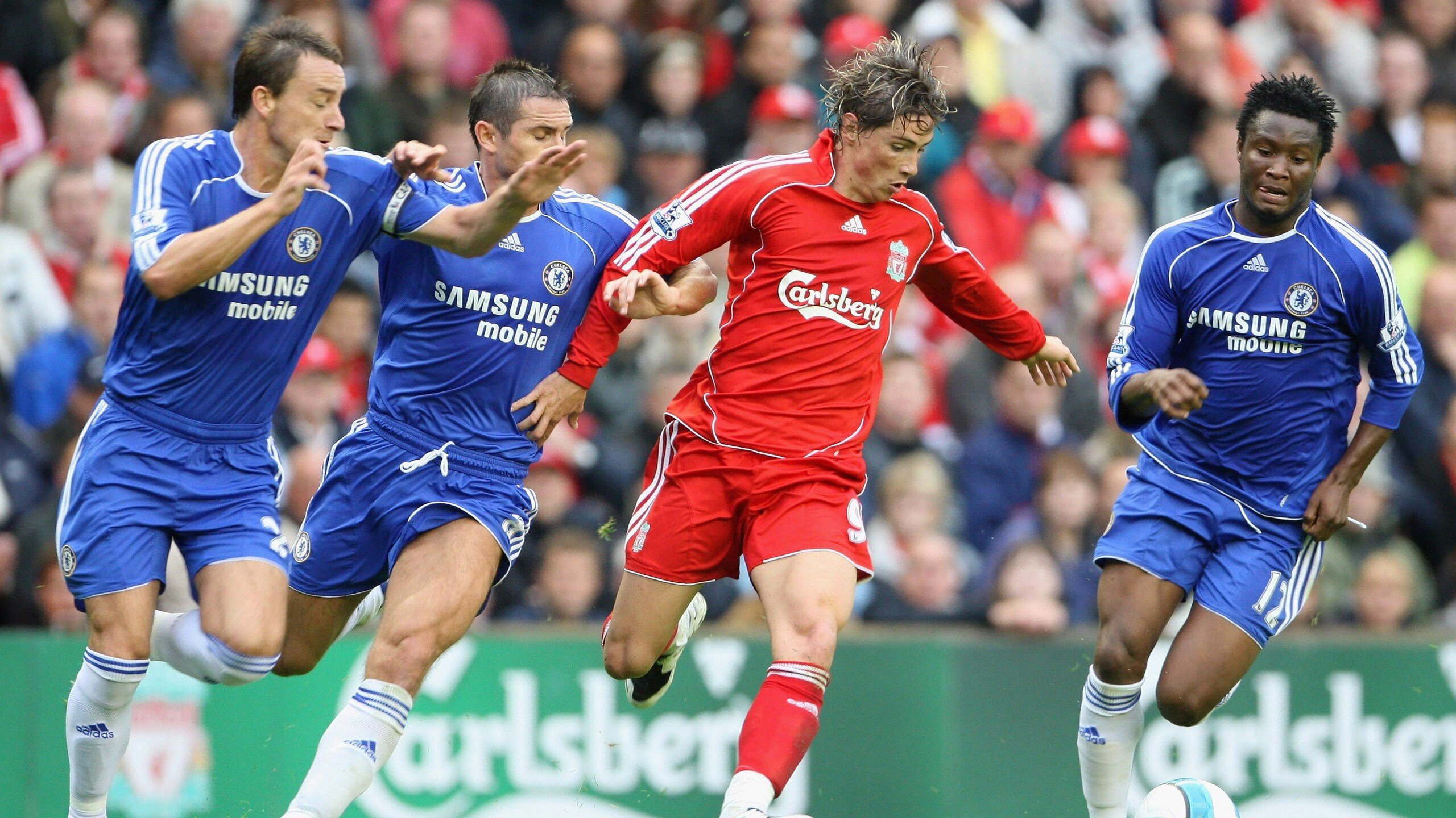 马里对阵喀麦隆,莱万完成自我救赎,足球场上的英雄叙事